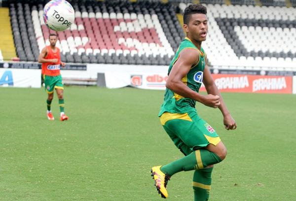 Evander em treino dos profissionais, observado por Nen