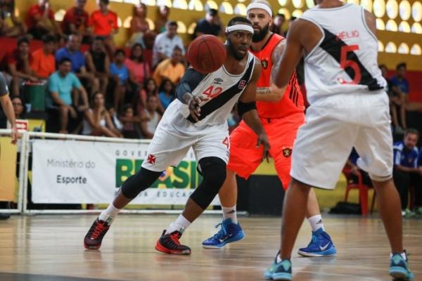 Jeff Agba se livrando da marcao do adversrio