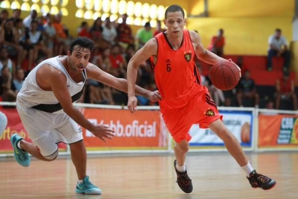 Armador Hlio tenta impedir ataque rival