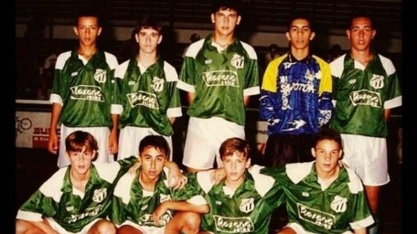 Nen, primeiro no alto  esquerda, aprendeu a driblar no futsal