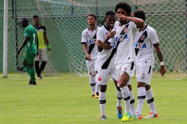 Jogadores comemoram gol de Douglas Luiz