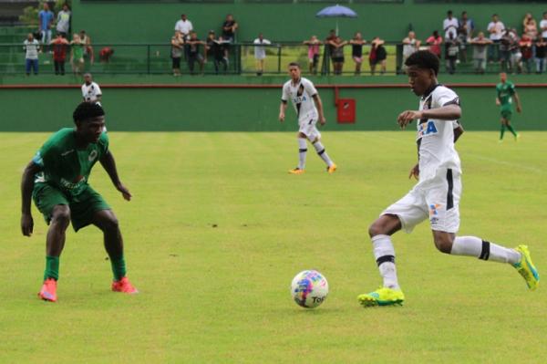 Alan Cardoso tentando ultrapassar a marcao do Boavista