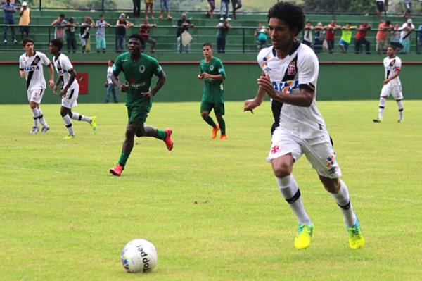 Douglas Luiz teve uma atuao segura no Nivaldo Pereira