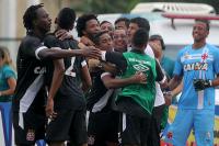 Jogadores comemoram gol de Jorge Henrique