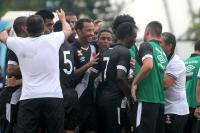Jogadores comemoram gol de Jorge Henrique