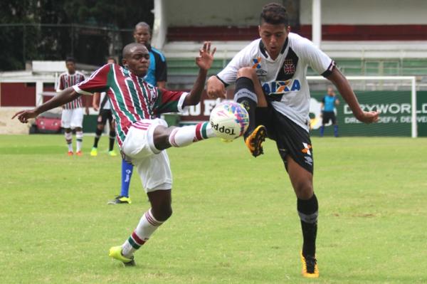 Evander disputa bola com volante tricolor
