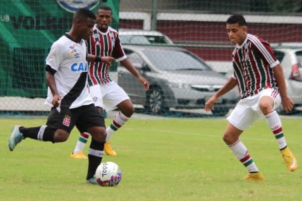 Robinho no deu sossego para a defesa do Fluminense