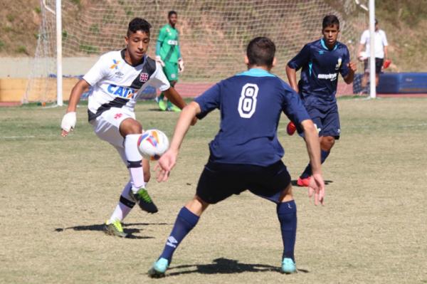 Joo Bernardo em ao pelo sub-17 no ano passado