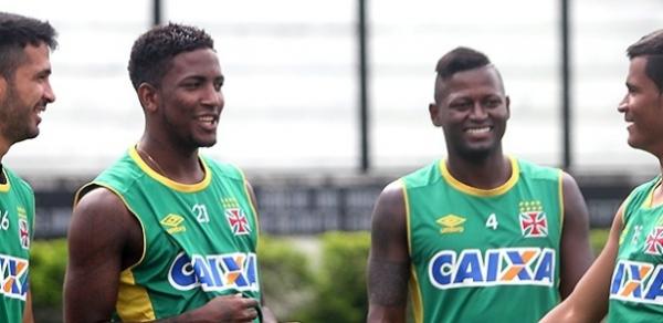 Thalles e Riascos, ao centro, disputam uma vaga no ataque do Vasco contra o Boavista