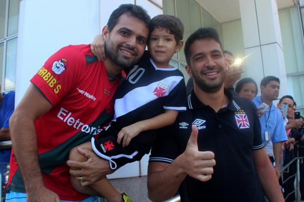 Luan recebe o carinho dos vascanos no Esprito Santo