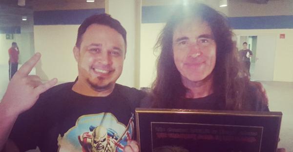 Steve Harris recebe placa em aluso a Vasco e ao Iron Maiden