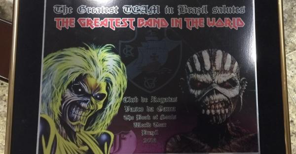 Placa ao Iron Maiden com a frase em ingls 'o maior time do Brasil sada a maior banda do mundo'
