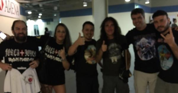 Torcedores do Vasco junto ao baixista Steve Harris
