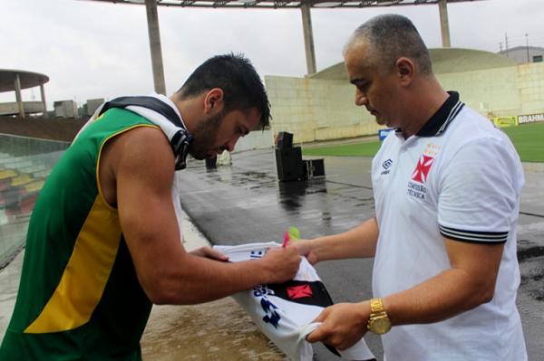 Luan distribuindo autgrafos no Klber Andrade