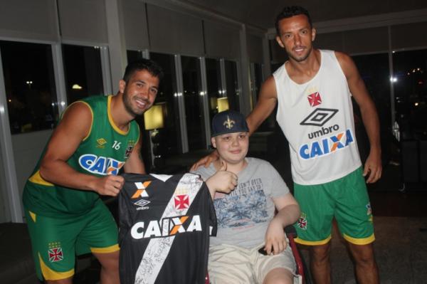 Luan e Nen entregam a camisa para jovem Caio