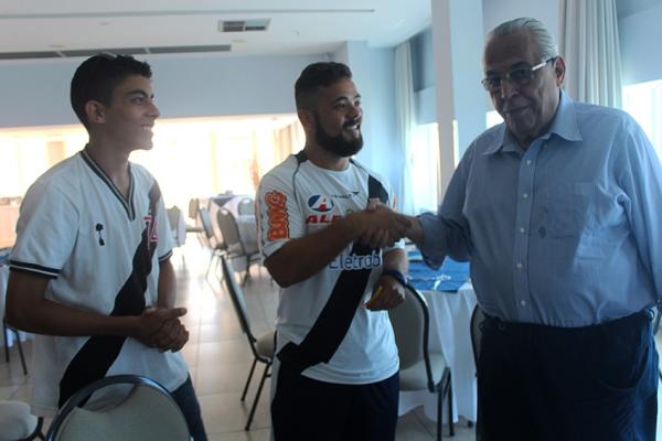 Presidente aperta a mo de Marcelo sob olhares de Dyonatan