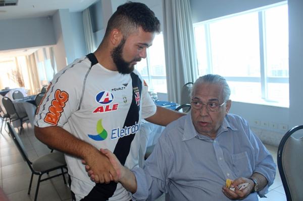 Presidente Eurico Miranda cumprimenta Marcelo Alves