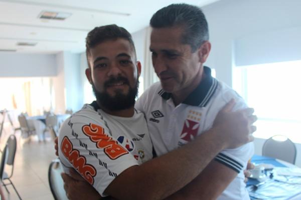 Marcelo recebe abrao do treinador Jorginho
