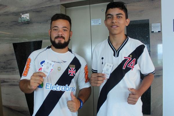 Marcelo Alves e Dyonatan Pansini exibem ingressos