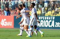 Jogadores comemoram gol de Marcelo Mattos