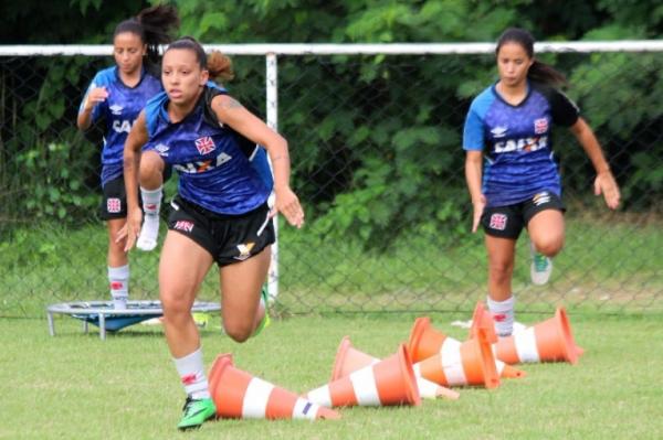 Thayla suando a camisa em atividade fsica