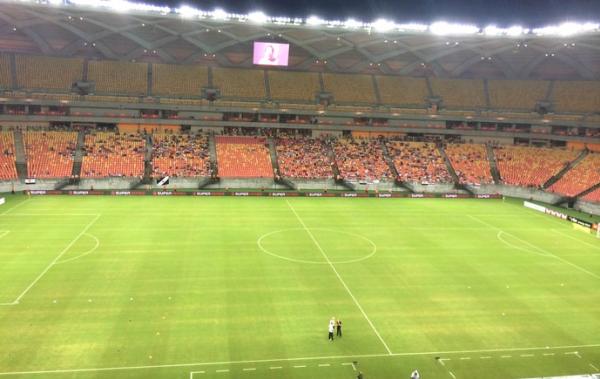 O Vasco jogou com o So Paulo na Arena Amaznia em 2015