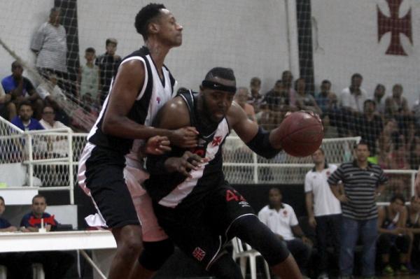 Jeff Agba em ao contra o Ginstico