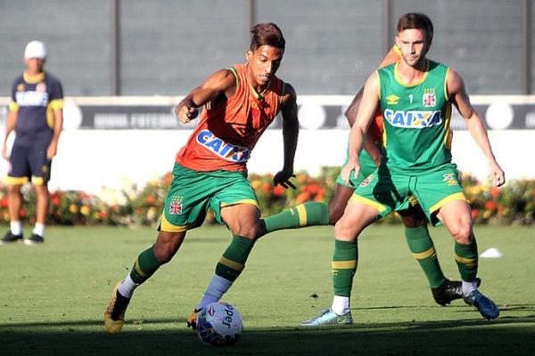 Caio Monteiro treinou entre os titulares nesta quarta-feira