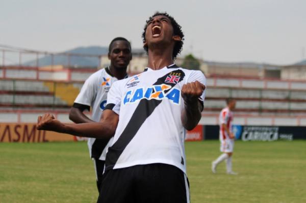 Zagueiro Raniel comemora primeiro tento pelo Vasco