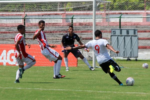 Hugo Borges finaliza para defesa do goleiro