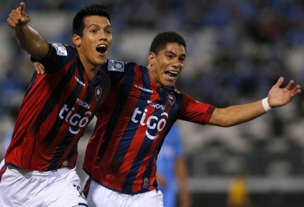 Julio dos Santos festeja gol pelo Cerro Porteo