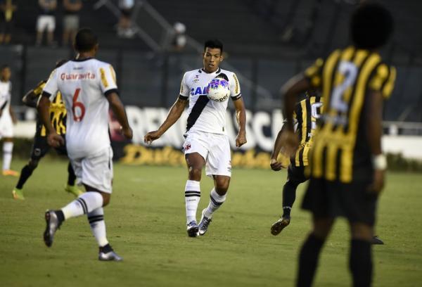 Mais recuado, Julio  o lder de desarmes do Campeonato Carioca