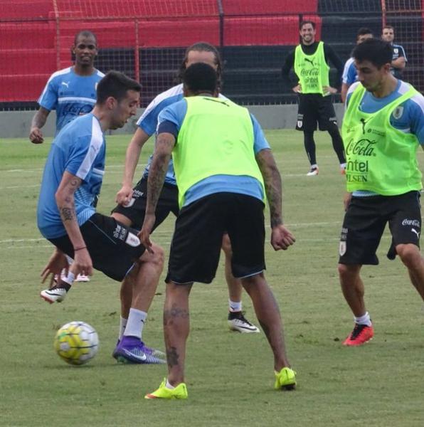 Martn Silva (ao fundo, de colete) no treino recreativo na Ilha do Retiro