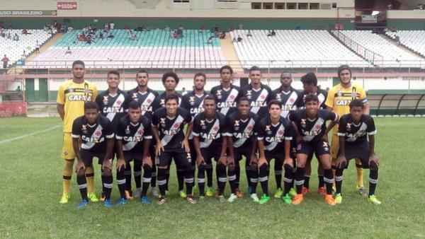 Time jnior do Vasco posado antes da partida