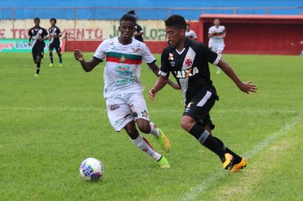 Evander participou dos trs gols cruzmaltinos no jogo