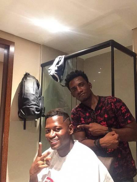 O barbeiro Ded Black com o atacante Riascos