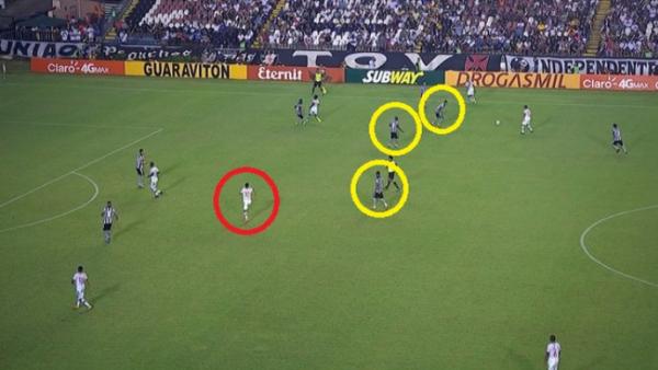 Nen em um dos momentos onde apareceu totalmente livre entre as linhas de marcao do Botafogo