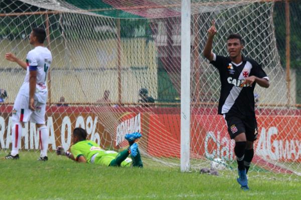 Gernimo festeja seu primeiro gol