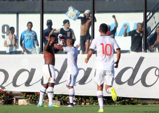 Thalles sem camisa na comemorao do gol