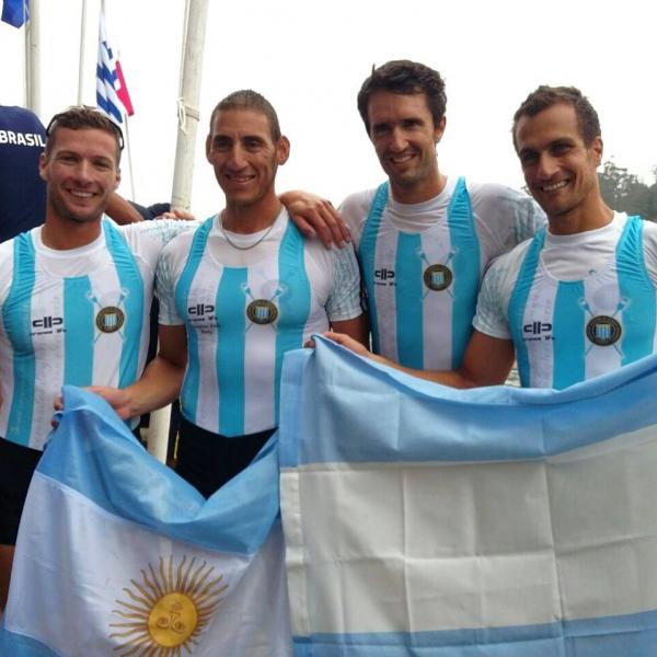 Ariel Surez e Cristian Rosso (segurando as bandeiras), ouro no Four Skiff Snior