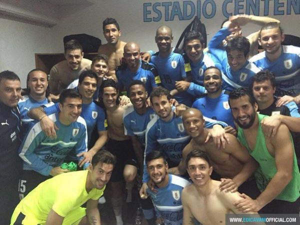 Martn Silva com os companheiros aps a vitria sobre o Peru