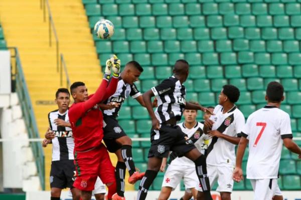 Alexander afasta perigo da defesa vascana