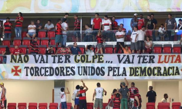 Torcidas de Vasco e Flamengo fazem protesto poltico no Man Garrincha