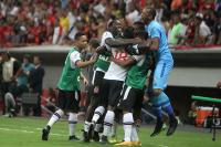 Jogadores comemoram gol de Riascos