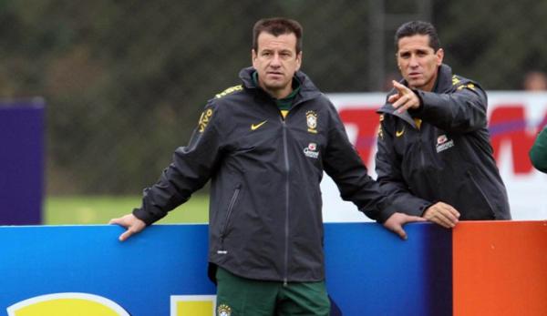 Dunga e Jorginho, em treino na Granja Comary. Ex-auxiliar defendeu o treinador