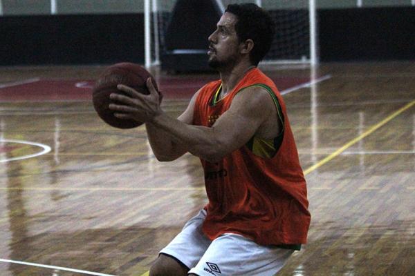 O argentino Damin chegou e trabalhou forte com o elenco vascano