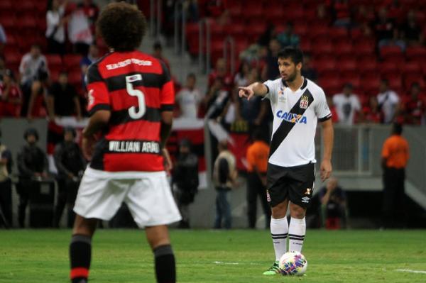 Luan orienta companheiros contra o Flamengo