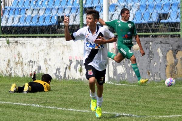 Gabriel Pec comemora um dos seus dois gols