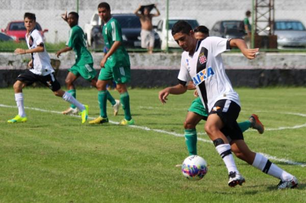 Carlos Eduardo fez o primeiro do Vasco no Carioca sub-15