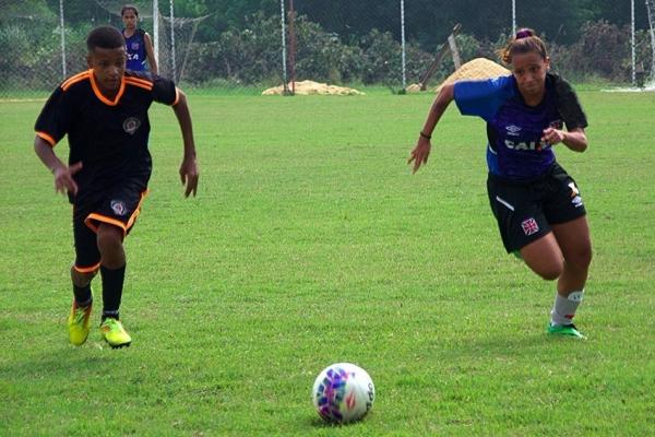 A volante Thayla tambm se arriscou no ataque